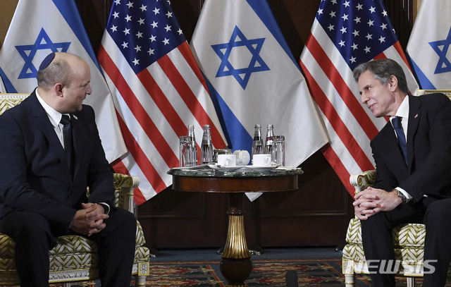 나프탈리 베네트(왼쪽) 이스라엘 총리가 8월 25일(현지시간) 워싱턴DC 윌러드 호텔에서 토니 블링컨 미 국무장관과 만나고 있다. 베네트 총리는 지난 6월 취임 후 처음으로 미국을 방문해 이란 핵 문제 등을 논의한다. (출처: 뉴시스)
