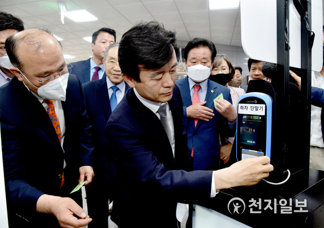 26일 사천터미널에서 ‘진주-사천 간 대중교통 광역환승할인제 시행 업무협약식’이 열린 가운데 조규일 진주시장이 환승할인제 시연에 참가하고 있다. (제공: 진주시) ⓒ천지일보 2020.6.10