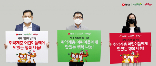 (왼쪽부터)김보규 농심 경영기획실장, 여승수 초록우산 어린이재단 서울3지역본부장, 이주원 농심켈로그 상무가 15일 초록우산 어린이재단 측에 2000만원 상당의 라면과 스낵, 음료, 시리얼 등을 기부하고 기념사진을 촬영하고 있다. (제공: 농심)