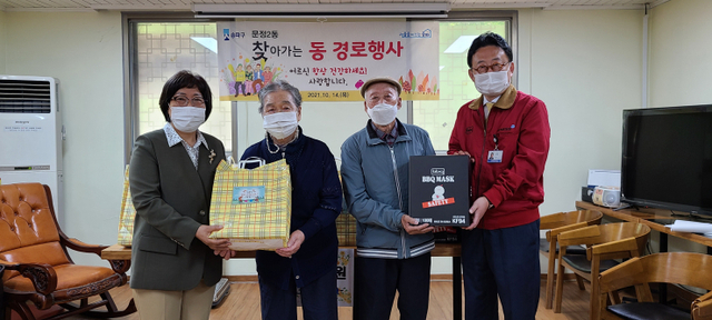 류준형 제너시스BBQ 상무(오른쪽)와 박영애 제2 경로당 회장(왼쪽)이 ‘찾아가는 경로행사’에서 어르신들에게 삼계탕을 전달하고 있다. (제공: 제너시스 BBQ)