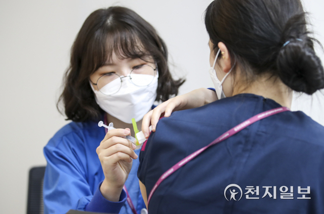 [천지일보=남승우 기자] 기본 접종 후 6개월이 지난 코로나19 치료병원 종사자를 대상으로 추가접종(부스터샷)이 시작된 12일 오후 서울 중구 국립중앙의료원 중앙예방접종센터에서 치료병원 종사자들이 백신 접종을 받고 있다. ⓒ천지일보 2021.10.12