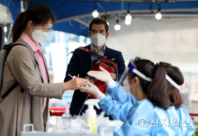 [천지일보=남승우 기자] 신종 코로나바이러스 감염증(코로나19) 신규 확진자가 1684명으로 집계된 15일 오전 서울역 광장에 마련된 임시 선별검사소에서 한 외국인이 코로나19 검사를 받기 위해 줄을 서서 기다리고 있다. ⓒ천지일보 2021.10.15