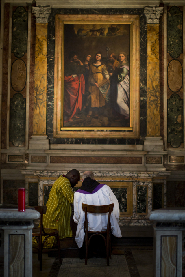 프랑스 성직자들이 70년간 20만명에 달하는 아동을 대상으로 성학대를 저질렀다는 조사 결과로 해묵은 ‘고해성사 비밀유지’ 논쟁의 불씨가 되살아났다. 사진은 지난 2014년 4월 26일 로마의 한 성당에서 가톨릭 신부가 한 남성의 고백을 듣고 있는 모습. (출처: AP/뉴시스)