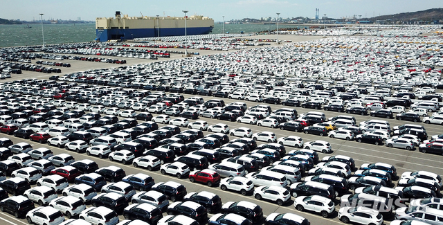 신종 코로나바이러스 감염증(코로나19) 여파로 지난달 자동차 수출액은 23억 9100만 달러로 지난해 동기 대비 36.3% 감소했다. 세계 금융위기였던 2009년 6월(-38.1%) 이후 10년 10개월 만에 최대 폭 감소다. 사진은 지난달 21일 경기 평택항 수출선적부두에 완성차들이 대기하고 있는 모습. (출처: 뉴시스)