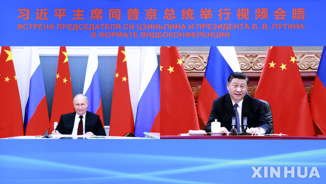 시진핑(오른쪽) 중국 국가주석이 6월 28일 베이징에서 블라디미르 푸틴 러시아 대통령과 화상 회담을 하고 있다. 시 주석은 화상 회담을 통해 양국이 맺은 ‘선린우호 협력조약’ 연장에 합의했으며 “중국과 러시아의 협력은 새로운 유형의 국제 관계의 모범”이라고 말했다. (출처: 뉴시스)