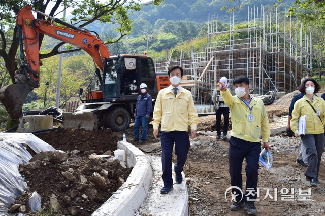 조규일 진주시장이 15일 복합산림복지시설인 ‘월아산 숲속의 진주’ 조성현장을 방문해 사업 추진상황을 점검하고 있다. (제공: 진주시) ⓒ천지일보 2021.10.15