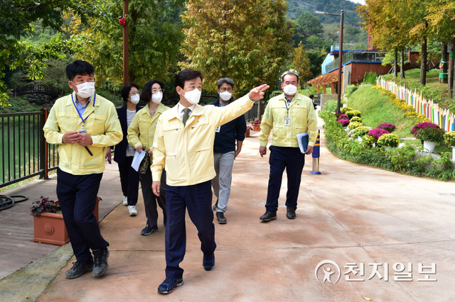 조규일 진주시장이 15일 복합산림복지시설인 ‘월아산 숲속의 진주’ 조성현장을 방문해 사업 추진상황을 점검하고 있다. (제공: 진주시) ⓒ천지일보 2021.10.15