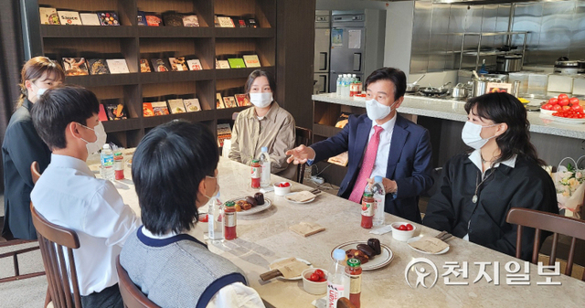 조규일 진주시장이 지난 13일 인사동 카페·갤러리 복합문화공간에서 청년들과 간담회를 진행하고 있다. (제공: 진주시) ⓒ천지일보 2021.10.15