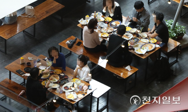 [천지일보=남승우 기자] ‘단계적 일상회복(위드 코로나)’을 앞두고 마지막 사회적 거리두기 조정안이 발표된 15일 오후 서울 종로구의 한 식당가에서 시민들이 점심식사를 하고 있다.  ⓒ천지일보 2021.10.15