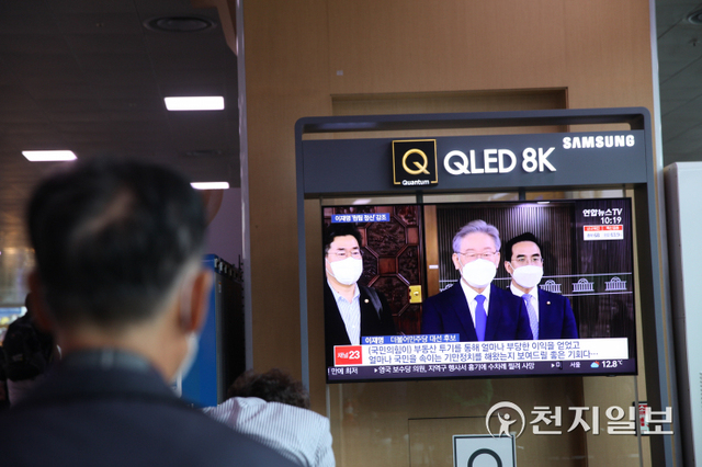 [천지일보=원민음 기자] 한 시민이 16일 서울역 쉼터에서 이재명 경기지사가 나오는 TV화면을 보고 있다. ⓒ천지일보 2021.10.16