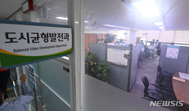 [성남=뉴시스] 대장동 개발 로비·특혜 의혹 사건을 수사중인 검찰이 15일 오전 경기도 성남시청 도시균형발전과에서 압수수색을 진행하고 있다. 2021.10.15.