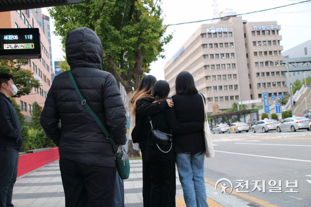 [천지일보=홍보영 기자] 6일 수도권을 비롯해 전국 대부분 지역에 한파특보가 발령된 가운데 서울역 서부 건너편 버스정류장에서 시민들이 버스를 기다리고 있다. ⓒ천지일보 2021.10.16