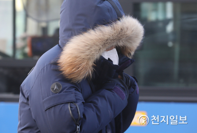 [천지일보=남승우 기자] 서울 아침최저기온이 영하 10도로 떨어지면서 매서운 추위가 찾아온 17일 오전 서울역 버스환승센터에서 두꺼운 옷차림을 한 시민들이 발걸음을 옮기고 있다. ⓒ천지일보 2021.2.17