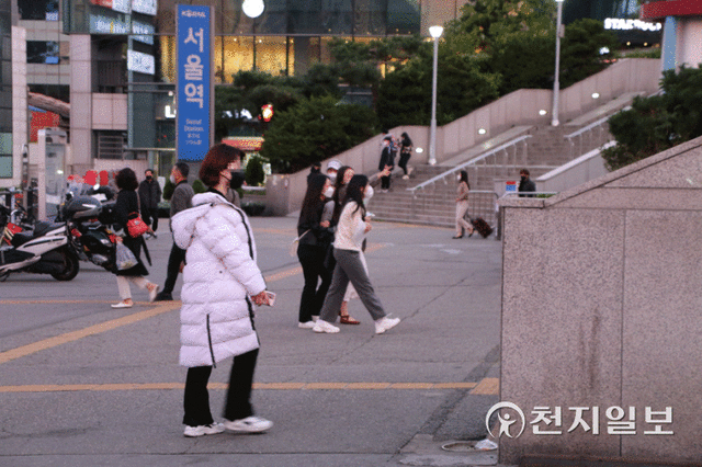 [천지일보=홍보영 기자] 6일 수도권을 비롯해 전국 대부분 지역에 한파특보가 발령된 가운데 서울역 광장에 한 시민이 롱패딩을 입고 걸어가고 있다. ⓒ천지일보 2021.10.16
