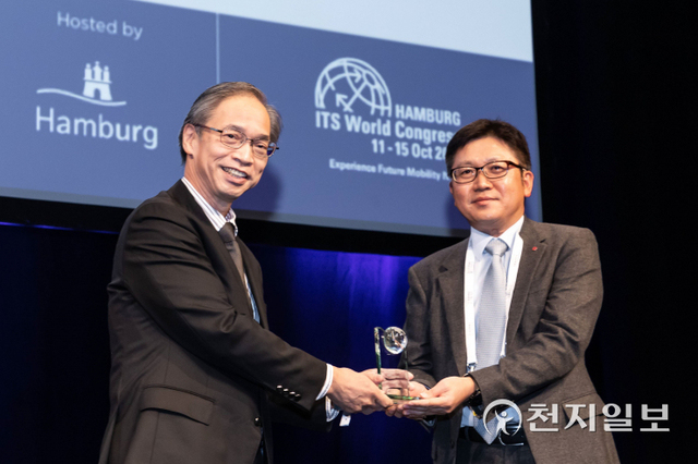 ITS 세계총회 중 운영된 ‘한국관’과 조원석 LG유플러스 기업신사업그룹장(오른쪽)이 아마노 하지메 ITS 아태사무국 사무총장으로부터 기업 부문 명예의 전당상을 받고 있다. (제공: LG유플러스) ⓒ천지일보 2021.10.17