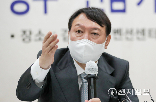 [천지일보=박준성 기자] 국민의힘 윤석열 대선 경선 후보가 11일 광주 서구 치평동 김대중컨벤션센터에서 기자간담회를 갖고 취재진의 질문에 답변하고 있다. (제공: 윤석열 캠프) ⓒ천지일보 2021.10.11