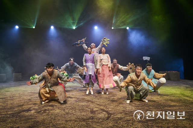 경남 진주시 ‘2021 브랜드작품 창작공모’에 선정된 ㈔극단현장의 ‘수무바다 흰고무래’ 공연이 지난 14일과 15일 양일간 경남문화예술회관에서 열리고 있다. (제공: 진주시) ⓒ천지일보 2021.10.17