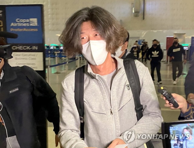 (로스앤젤레스=연합뉴스) 성남 대장동 개발 로비·특혜 의혹의 핵심 인물 남욱 변호사가 16일 오후(현지시간) 미국 캘리포니아주 로스앤젤레스(LA) 국제공항 톰 브래들리 터미널에서 한국행 비행기 탑승수속을 위해 이동하다 취재진의 질문을 받고 있다. 2021.10.17