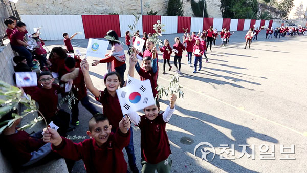 마르 엘리아스 학교 학생들이 깃발을 흔들며 이만희 대표의 방문을 환영하고 있다. ⓒ천지일보 2021.10.17