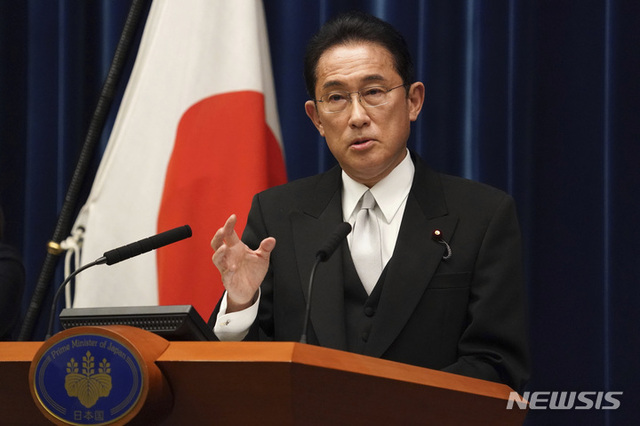 [도쿄=AP/뉴시스] 기시다 후미오 일본 총리가 4일 도쿄 총리 관저에서 기자회견 하고 있다. 2021.10.08.