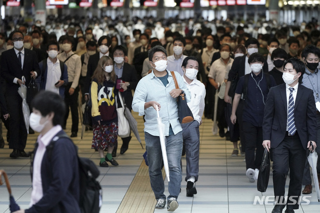 [도쿄=AP/뉴시스] 1일 일본 도쿄에서 마스크를 쓴 출근길 시민들이 시나가와역 통로를 걷고 있다. 일본 정부는 코로나19 확산 방지를 위해 수도 도쿄도 등에 발령했던 긴급사태와 중점조치를 이날 해제하고 '위드 코로나'로 방역 체계를 전환했다. 2021.10.01.