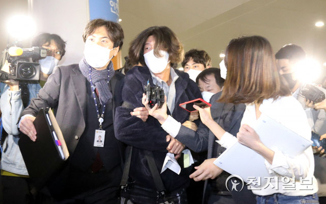 [천지일보=남승우 기자] 대장동 개발 로비·특혜 의혹의 핵심 인물로 꼽히는 천화동인 4호 소유주 남욱 변호사가 18일 새벽 인천국제공항 제2여객터미널을 통해 귀국, 검찰 수사관에게 체포돼 공항을 빠져나가고 있다. ⓒ천지일보 2021.10.18