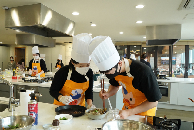 세븐일레븐이 지난 15일 한돈자조금과 함께 나우쿠킹스튜디오(서울 서대문구 소재)에서 ‘한돈 레시피 리그전’을 진행하고 있다. (제공: 세븐일레븐)