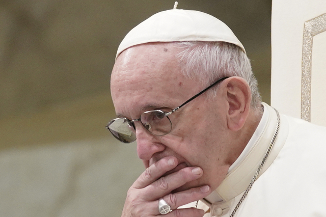 고심하는 프란치스코 교황. (출처:AP/ 뉴시스)