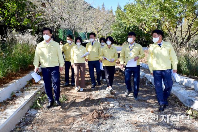 진주시의회 도시환경위원회가 18일 제233회 시의회 임시회 상임위원회 활동기간 중 ‘월아산 숲속의 진주’ 조성현장을 점검하고 있다. (제공: 진주시의회) ⓒ천지일보 2021.10.18