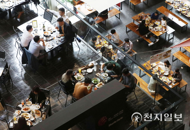 [천지일보=남승우 기자] ‘단계적 일상회복(위드 코로나)’을 앞두고 마지막 사회적 거리두기 조정안이 발표된 15일 오후 서울 종로구의 한 식당가에서 시민들이 점심식사를 하고 있다.  ⓒ천지일보 2021.10.15
