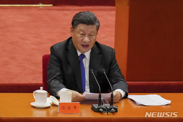 [베이징=AP/뉴시스] 시진핑 중국 국가주석이 9일 베이징 인민혁명당에서 열린 신해혁명 110주년 기념식에서 연설하고 있다. 시 주석은 이날 연설에서 대만과의 평화 통일을 반드시 이루겠다고 밝혔다. 2021.10.09.