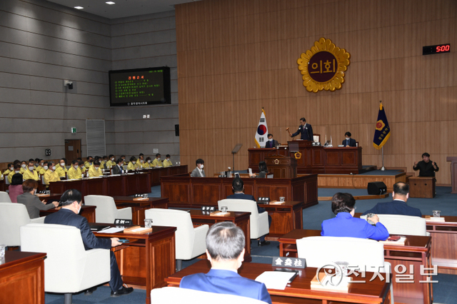 광주시의회 김용집 의장이 18일 제302회 임시회 폐회를 알리고 있다. (제공: 광주시의회) ⓒ천지일보 2021.10.19