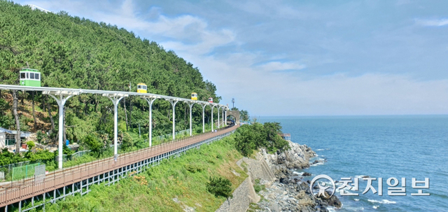 부산 해운대구 블루라인파크 철로 위로 해변열차와 스카이캡슐이 지나가고 있다. (제공: 해운대구청) ⓒ천지일보 2021.10.19