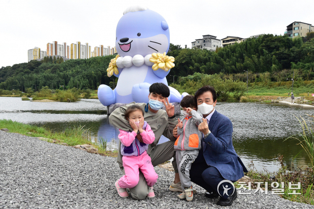 조규일 진주시장(오른쪽)이 하모의 새집인 충무공동 영천강을 방문해 산책 나온 시민들과 기념촬영을 하고 있다. (제공: 진주시) ⓒ천지일보 2021.10.19