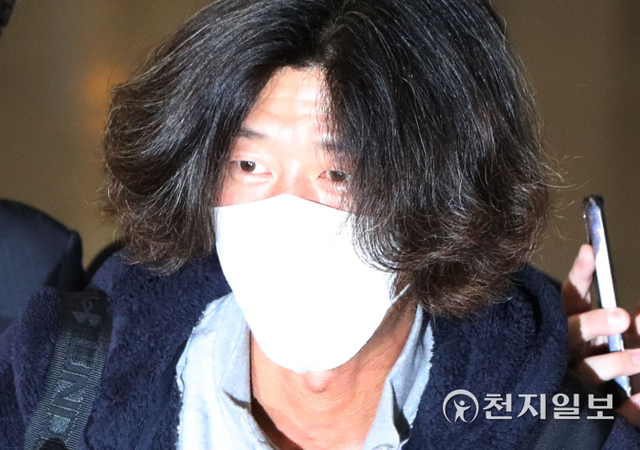 [천지일보=남승우 기자] 대장동 개발 로비·특혜 의혹의 핵심 인물로 꼽히는 천화동인 4호 소유주 남욱 변호사가 18일 새벽 인천국제공항 제2여객터미널을 통해 귀국, 검찰 수사관에게 체포돼 공항을 빠져나가고 있다. ⓒ천지일보 2021.10.18