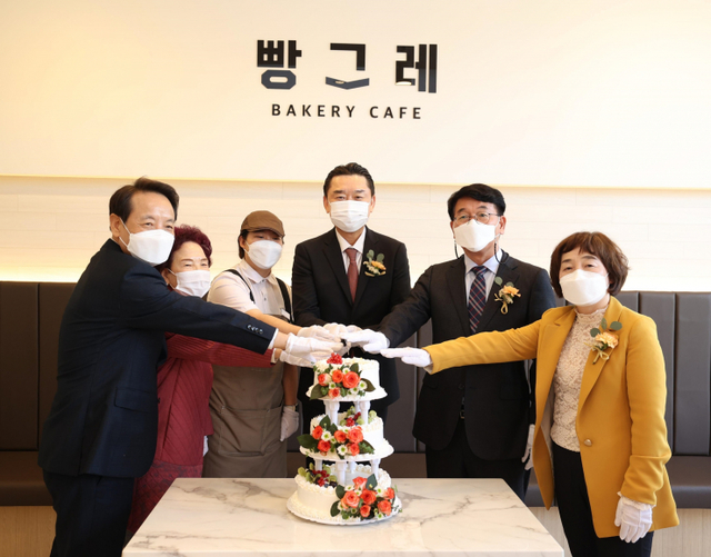 김인규 하이트진로 대표(오른쪽 세 번째)와 김종효 광주광역시 행정부시장(오른쪽 두 번째), 임택 동구청장(왼쪽 첫 번째), 이수정 광주동구지역자활센터 센터장(오른쪽 첫 번째) 등 관계자들이 19일 광주광역시 서석동에 위치한 빵그레 2호점 개소식에 참석해 축하케익을 커팅하고 있다. (제공: 하이트진로)