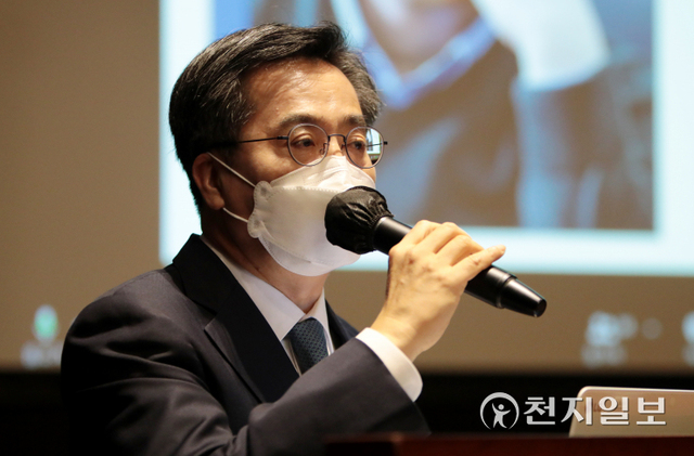 [천지일보=박준성 기자] 대선 출마를 선언한 김동연 전 경제부총리가 28일 서울 마포구 합정동 세아타워에서 열린 ‘경장포럼’ 출범식에서 축사하고 있다. 경장포럼은 김 전 부총리의 정책과 비전 실현을 위해 다양한 분야의 시민들이 조직한 싱크탱크다. (제공: 김동연 캠프) ⓒ천지일보 2021.9.28