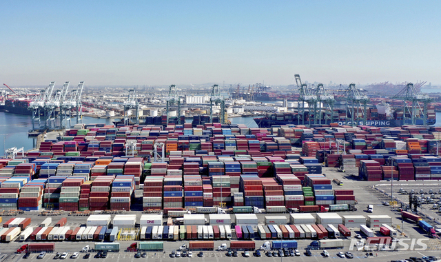 지난 13일 미국 로스앤젤레스 항구에 쌓여있는 컨테이너들. (출처: 뉴시스)