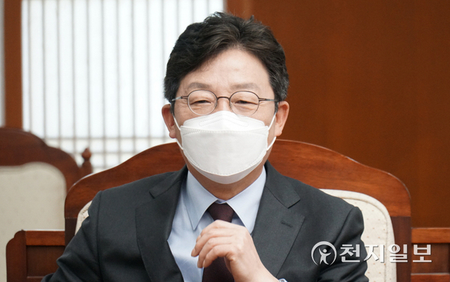 [천지일보=박준성 기자] 국민의힘 유승민 대선 예비후보가 14일 서울 종로구 조계사불교역사문화기념관에서 조계종 총무원장 원행스님을 예방하고 있다. (제공: 유승민 캠프) ⓒ천지일보 2021.10.14