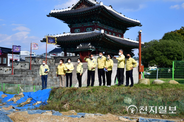 진주시의회 기획문화위원회가 19일 제233회 진주시의회 임시회 상임위원회 활동 기간 중 진주성을 방문해 중영·선화당 복원사업 추진현황을 점검하고 있다. (제공: 진주시의회) ⓒ천지일보 2021.10.19
