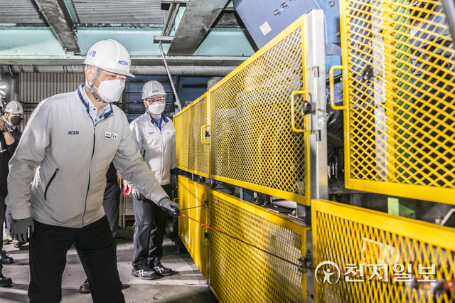 김회천 한국남동발전 사장(왼쪽)이 19일 여수발전본부에서 협력기업과 함께하는 ‘현장경영의 날’ 활동을 펼치고 있다. (제공: 한국남동발전) ⓒ천지일보 2021.10.19