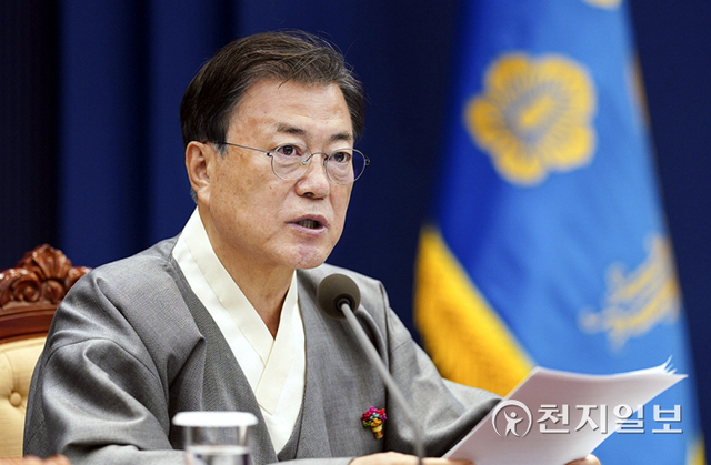 [천지일보=박준성 기자] 문재인 대통령이 12일 청와대 여민관 영상회의실에서 열린 국무회의에서 발언하고 있다. 문 대통령은 가을 한복문화주간을 맞아 이날 회의에 한복을 입고 참석했다. (제공: 청와대) ⓒ천지일보 2021.10.12