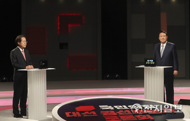 [천지일보=박준성 기자] 국민의힘 홍준표, 윤석열 대선 예비후보가 15일 오후 서울 상암동 MBC 사옥에서 열린 1대1 맞수토론에 앞서 리허설을 하고 있다. (제공: 국민의힘) ⓒ천지일보 2021.10.15