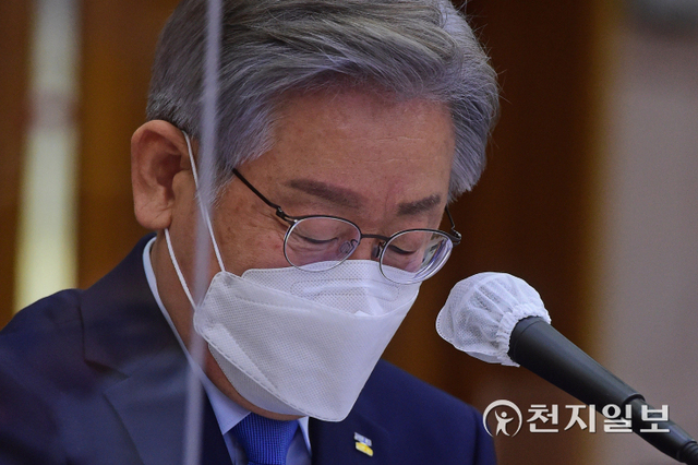[천지일보=박준성 기자] 더불어민주당 대선 후보인 이재명 경기지사가 18일 경기도청에서 열린 국회 행정안전위원회의 경기도에 대한 국정감사에서 의원 질의를 듣고 있다. (공동취재사진) ⓒ천지일보 2021.10.18