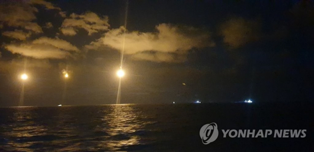 20일 0시 5분께 전북 군산시 어청도 남서쪽 124㎞ 해상에서 239t 중국어선이 전복됐다. 어선에 타고 있던 8명은 구조됐으나 7명은 실종돼 현재 해경이 수색작업을 벌이고 있다. (제공: 연합뉴스)