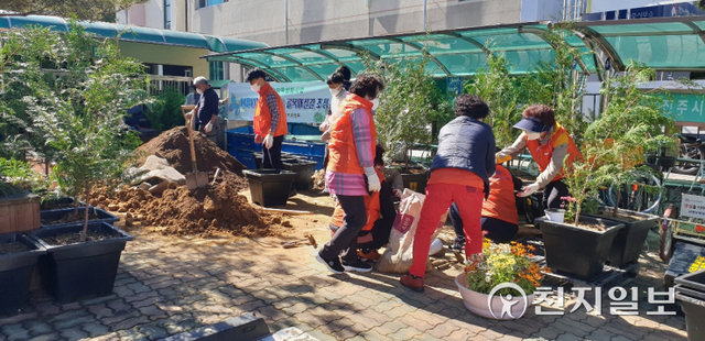 진주시 상평동과 주민자치위원회가 19일 주민자치특성화사업인 ‘나플나플 산들산들 골목마실길 조성’ 활동을 진행하고 있다. ⓒ천지일보 2021.10.20