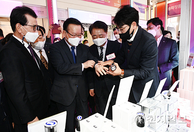 김부겸 국무총리가 19일 충북 청주시 오송역에서 열린 화장품뷰티산업엑스포에 참석한 가운데 화장품 시연에 참여하고 있다. (제공: 국무총리실)