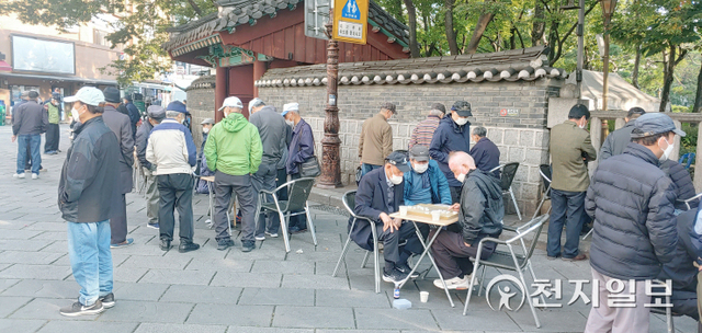 서울 종로구 탑공공원에서 어르신들이 장기를 두고 있다. ⓒ천지일보 2021.10.20