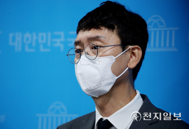 [천지일보=박준성 기자] 국민의힘 김웅 의원이 8일 오전 서울 여의도 국회 소통관에서 윤석열 전 검찰총장의 여권 인사 고발 사주 의혹과 관련 기자회견을 마친 뒤 취재진의 질문에 답하고 있다. ⓒ천지일보 2021.9.8