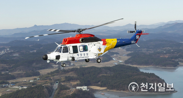 국산헬기 수리온을 기반으로 테러, 범죄 단속, 수색구조 등 해양경찰 임무 수행에 적합하도록 개발·개조된 흰수리(KUH-1CG) 비행 모습. (제공: KAI) ⓒ천지일보 2021.8.10